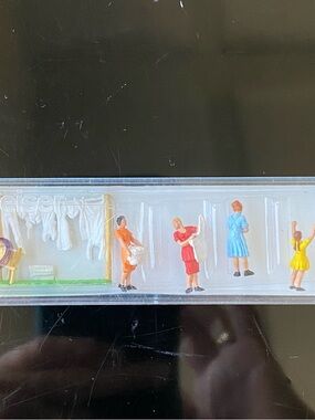 Model Railroad: Preiser  - Women Hanging Laundry (4)- HO Scale